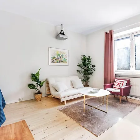 Appartement Wehost Modern Kitchen Studio With Bright Colours